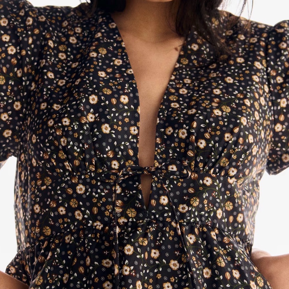 H&M V neck poplin Black Dress with White and Yellow Floral Pattern - Picture 10 of 10